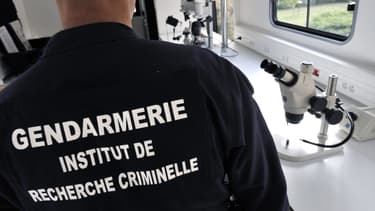 Un gendarme de l'institut de recherche criminelle de la Gendarmerie (IRCGN), le 21 septembre 2009 à Montluçon.