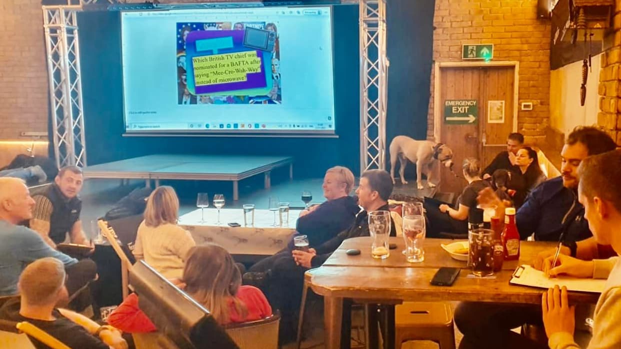 Les convives en train de profiter d'une soirée quizz autour d'un verre dimanche soir dans le Tan Hill Inn. Les convives en train de profiter d'une soirée quizz autour d'un verre dimanche soir dans le Tan Hill Inn.