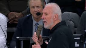 Gregg Popovich sermonne, au micro, les supporters des San Antonio Spurs lors du match face aux Los Angeles Clippers (102-109), le 22 novembre 2023