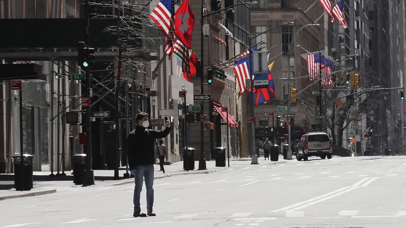 Une personne se prenant en photo à New-York, épicentre de l'épidémie aux Etats-Unis