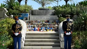 Les photos des 86 personnes tuées ont été déposées devant le coeur en plexiglas qui sert de mémorial dans les jardins de la villa Massena, le 14 juillet 2021