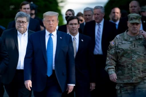 Donald Trump, entouré du ministre de la Justice William Barr (G), du ministre de la Défense Mark Esper (C), du chef d'état-major, le général Mark Milley (D), le 1er juin 2020 à Washington Donald Trump, entouré du ministre de la Justice William Barr (G), du ministre de la Défense Mark Esper (C), du chef d'état-major, le général Mark Milley (D), le 1er juin 2020 à Washington