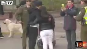Alexis Sanchez vient au secours d’une fan stoppée par la police