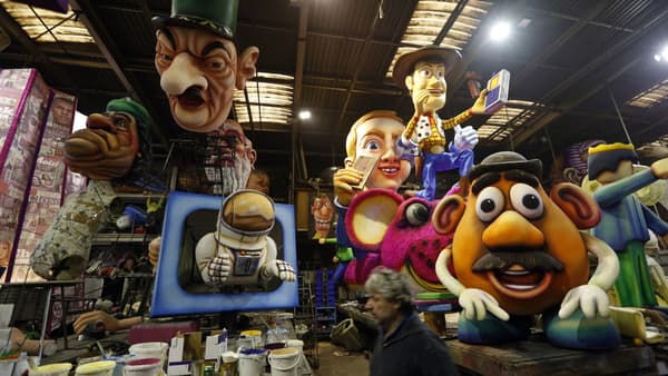 Dans le hangar où sont exposées les chars du Carnaval de Nice 2016 Dans le hangar où sont exposées les chars du Carnaval de Nice 2016