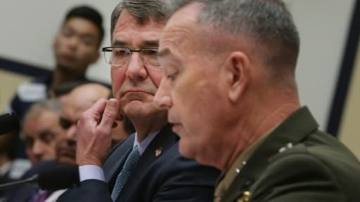 Ashton Carter (g) secrétaire américain à la Défense et le général Joseph Dunford Jr(d), chef des Etats majors le 1er décembre 2015 à Washington Ashton Carter (g) secrétaire américain à la Défense et le général Joseph Dunford Jr(d), chef des Etats majors le 1er décembre 2015 à Washington