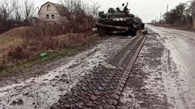 Un char ukrainien détruit, aux alentours de Marioupol, le 4 mars 2022. Photo distribuée par le ministère russe de la Défense