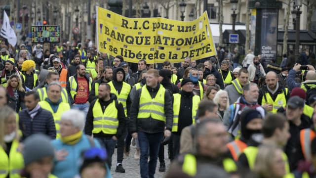 Des gilets jaunes manifestent sur les Champs-Elysées à Paris, le 2 mars 2019.