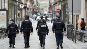 Des policiers en patrouille à Paris.