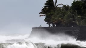A Saint-Denis de la Réunion, des vagues de plusieurs mètres de haut s'abattent déjà sur les plages.