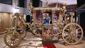 Réplique du Gold State Coach, le carrosse d’or du couronnement, utilisée dans la série "The Crown" et mis aux enchères le 7 février 2024 à Londres.
