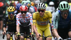 Jonas Vingegaard derrière Tadej Pogacar lors de la 19e étape du Tour de France, 25 juillet 2025
