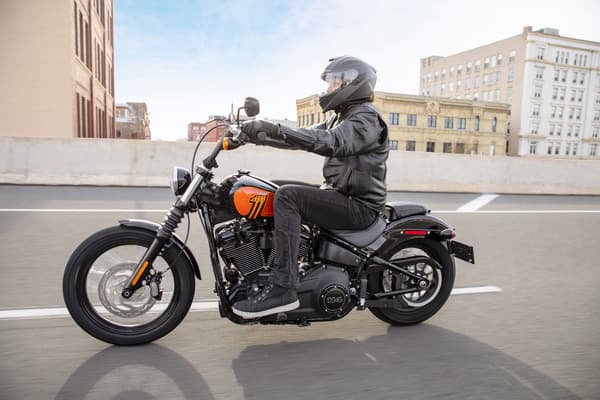 Un modèle Softail Street Bob de Harley-Davidson