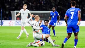 Le vilain tacle d'Aurélien Tchouaméni sur Thorsteinsson lors de France-Islande, le 9 septembre 2025.