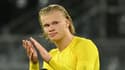 L'attaquant norvégien du Borussia Dortmund, Erling Haaland, remercie les supporters malgré la défaite à domicile face au Bayern Munich (3-1) en finale de la Supercoupe d'Allemagne, le 17 août 2021 