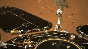 Photo diffusée le 19 mai 2021 par l'Agence nationale spatiale chinoise (CNSA), prise par une caméra du rover chinois Zhurong à la surface de Mars après son atterrissage le 15 mars 2021