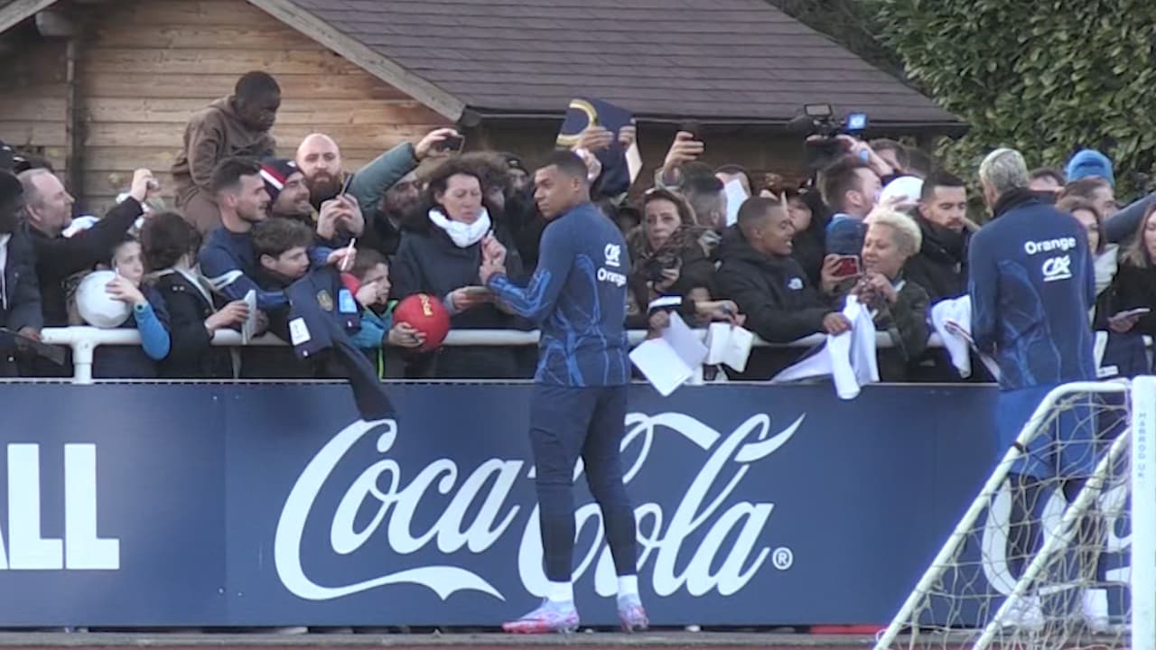 Kylian Mbappé signe des autographes le 21 mars 2023