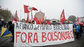 Des manifestants protestent contre la venue du président brésilien Jair Bolsonaro, ce lundi dans le nord-est de l'Italie.