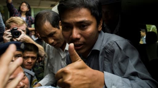 Kyaw Soe Oo, journaliste de Reuters, arrive au tribunal de Rangoun, le 27 décembre 2017 en Birmanie Kyaw Soe Oo, journaliste de Reuters, arrive au tribunal de Rangoun, le 27 décembre 2017 en Birmanie