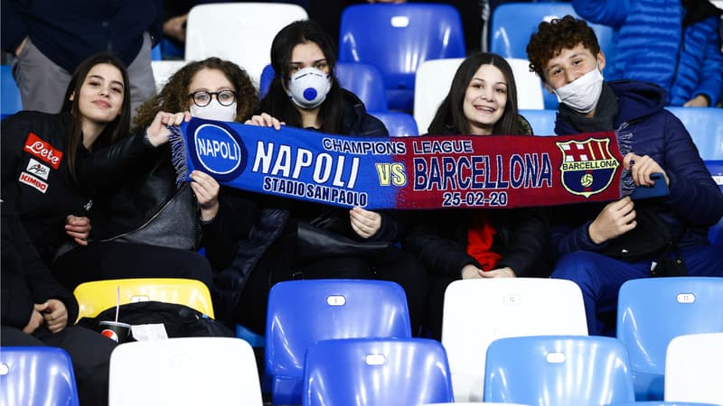 Des supporters en tribunes lors de Naples-Barcelone