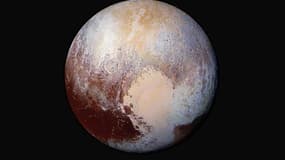 Le "coeur" de Pluton, la plaine de Spoutnik, supposée abriter un océan liquide. Photographie de la sonde New Horizons, couleurs augmentées. (Photo d'illustration)