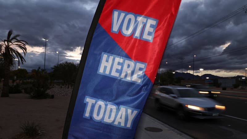 Un drapeau "votez ici aujourd'hui" photographié à l'extérieur d'un bureau électoral à Las Vegas, dans le Nevada, le 7 novembre 2022.