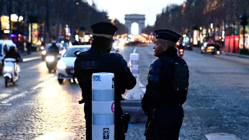 Les forces de l'ordre se préparent à l'arrivée du "convoi de la liberté" à Paris, le 11 février 2022
