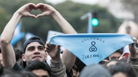 Des activistes manifestent contre la légalisation de l'avortement devant le parlement argentin, le 08 août 2018 à Buenos Aires