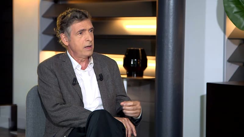 Covid-19: pour Éric Caumes, le refus de soignants de se faire vacciner est un "geste politique"