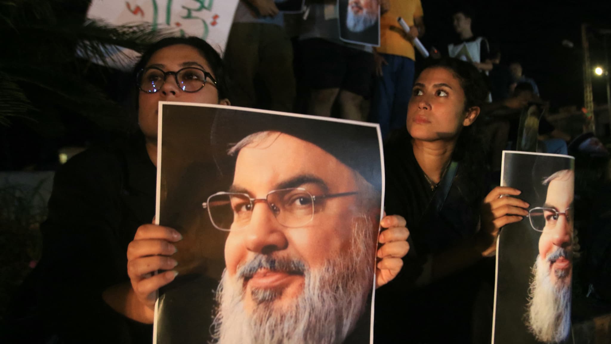 Des manifestants brandissent des photos d'Hassan Nasrallah, ancien chef du groupe libanais Hezbollah, lors d'une veillée de protestation dans la ville de Sidon, dans le sud du Liban, le 28 septembre 2024. Des manifestants brandissent des photos d'Hassan Nasrallah, ancien chef du groupe libanais Hezbollah, lors d'une veillée de protestation dans la ville de Sidon, dans le sud du Liban, le 28 septembre 2024.