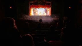 Des enfants et leurs parents regardent une adaptation de "La Belle et la Bête" dans le petit théâtre de Guignol "Les Marionnettes du champ de Mars", près de la Tour Eiffel, le 17 janvier 2024 à Paris