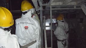 Des personnes visitent le réacteur numéro 4 de la centrale de Fukushima.