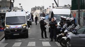 Des policiers se rassemblent lors d'une opération d'expulsion de consommateurs de crack dans le quartier des jardins d'Eole à Paris, le 24 septembre 2021.
