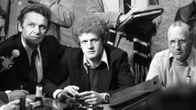 Kees Rijvers, à droite, lors d'une conférence de presse d'un Saint-Etienne-PSV, le 30 mars 1976