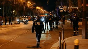 La police établit un périmètre de sécurité après une attaque au couteau, le 2 décembre 2023 à Paris