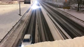 Des personnes conduisent leur voiture sur l'autoroute lors d'une chute de neige (illustration)