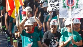 Des milliers de mineurs ont défilé mercredi à Madrid contre les mesures d'austérité du gouvernement de Mariano Rajoy, le point d'orgue d'une contestation démarrée 44 jours plus tôt. /Photo prise le 11 juillet 2012/REUTERS/Andrea Comas