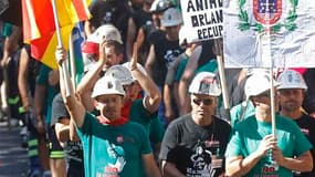 Des milliers de mineurs ont défilé mercredi à Madrid contre les mesures d'austérité du gouvernement de Mariano Rajoy, le point d'orgue d'une contestation démarrée 44 jours plus tôt. /Photo prise le 11 juillet 2012/REUTERS/Andrea Comas