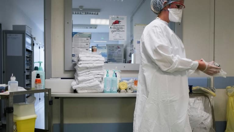 Une interne enfile des gants de protection dans le service de médecine interne de l'hôpital Emile Muller de Mulhouse, le 16 février 2021