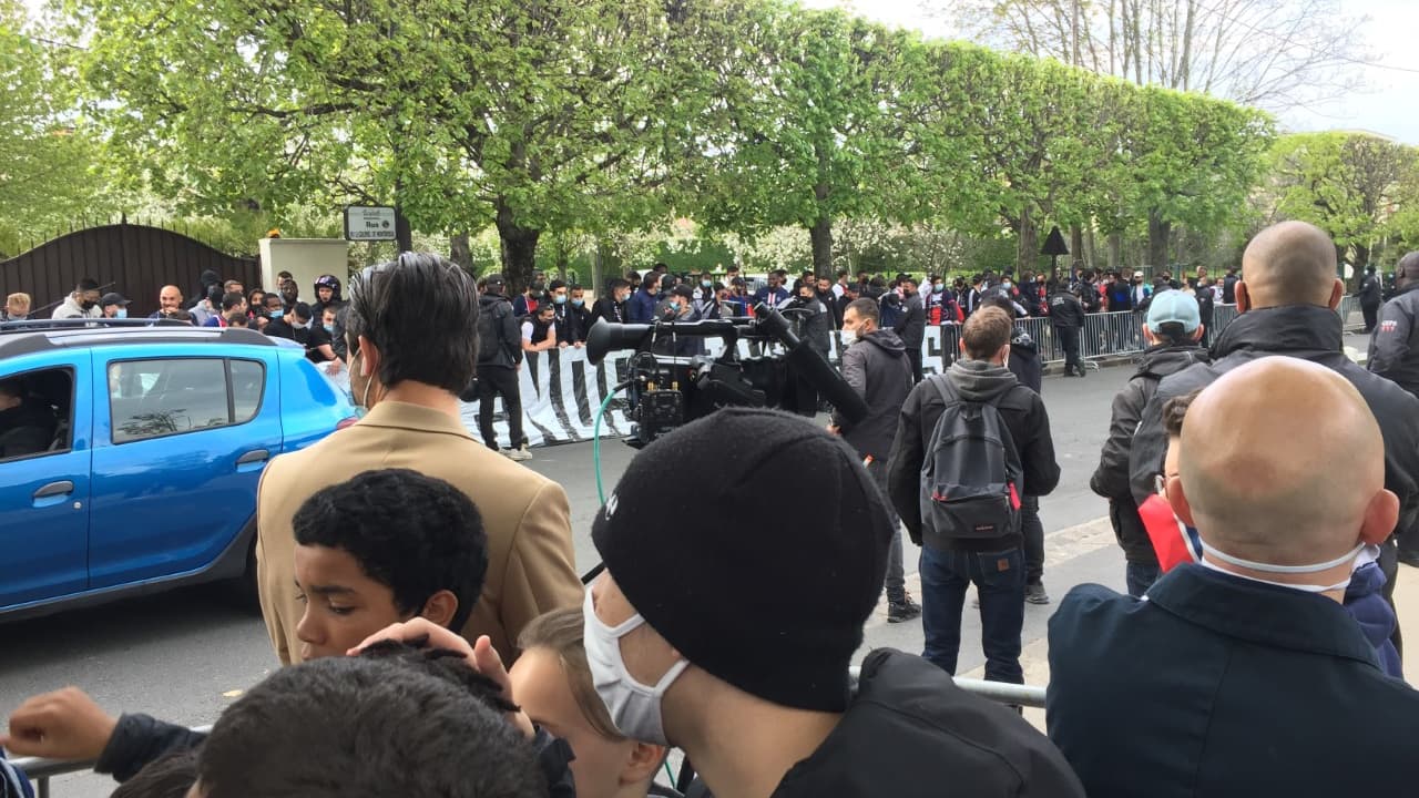Environ 250 supporters étaient déjà présents devant l'hôtel des joueurs à 17h Environ 250 supporters étaient déjà présents devant l'hôtel des joueurs à 17h