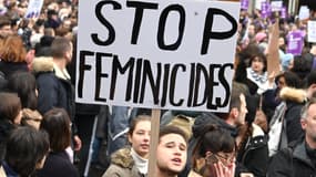 Une pancarte "STOP FEMINICIDES" à Paris lors d'une manifestation en novembre 2019
