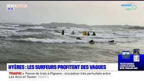Hyères: les surfeurs profitent du vent et des vagues 
