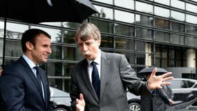 Le 23 mai, le ministre de l'Economie Emmanuel Macron testait les voitures autonomes de Renault et PSA, en présence ici de Rémi Bastien, directeur de la prospective du véhicule autonome pour l'Alliance Renault-Nissan.