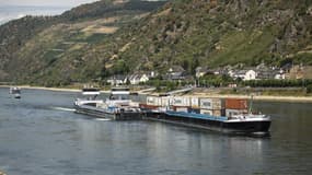 La péniche tombée en panne sur le Rhin entre les villes de Mayence et Coblence, dans l'ouest de l'Allemagne, le 17 août 2022.