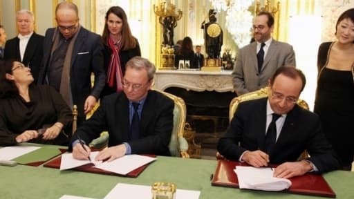 François Hollande signant un accord sur la presse avec Eric Schmidt (Google) il y a un an.