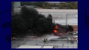 Les pompiers luttant contre l'incendie 