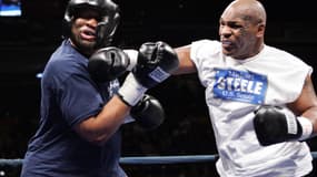 Mike Tyson (à droite) lors de son exhibition contre Corey Sanders en octobre 2006