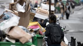 Des poubelles débordant d'ordures sur un trottoir lors de la grève des éboueurs, le 22 mars 2023 à Paris