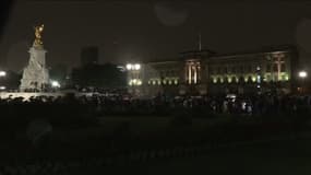 La foule scande "Longue vie au roi !" devant Buckingham Palace