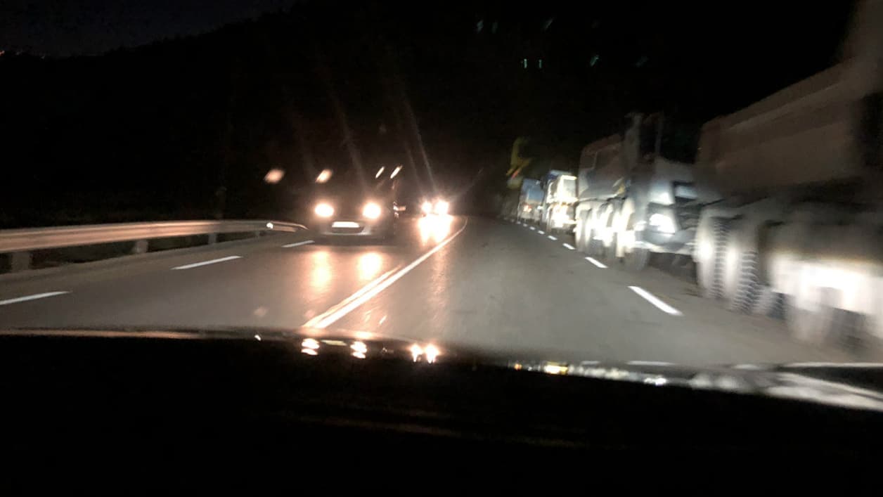 Ces feux LED s’adaptent au croisement d’un véhicule. Sur les 16 LEDs, certaines s’éteignent pour ne pas éblouir le conducteur d’en face, tout en permettant de rester en pleins phares. Cette astuce se révèle très utile sur les petites routes de campagne sans éclairage.