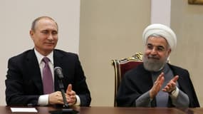 Le président iranien Hassan Rohani (d) et son homologue russe Vladimir Poutine, le 23 novembre 2015 à Téhéran